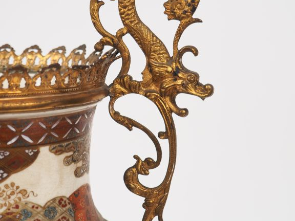 Japon vers 1900.  Paire de vases en faience de Satsuma, décor polychro