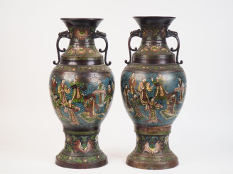 Vente aux enchères Japon vers 1930.  Paire de grands vases balustre en émaux champlevés à