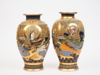 Vente aux enchères Japon vers 1930. Paire de vases balustres en faience de Satsuma à déco