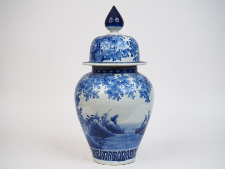 Japon vers 1900. Potiche couverte en porcelaine d'Arita à décor en ble