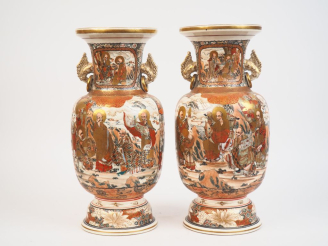 Vente aux enchères Japon vers 1930.  Paire de vases de forme balustre en faience de Satsu