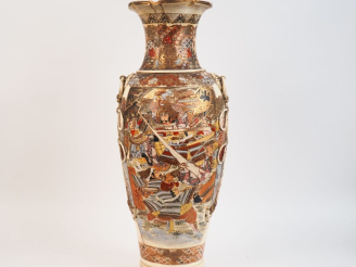 Vente aux enchères Japon vers 1930.  Important vase en faience de Satsuma, décor à l'imit