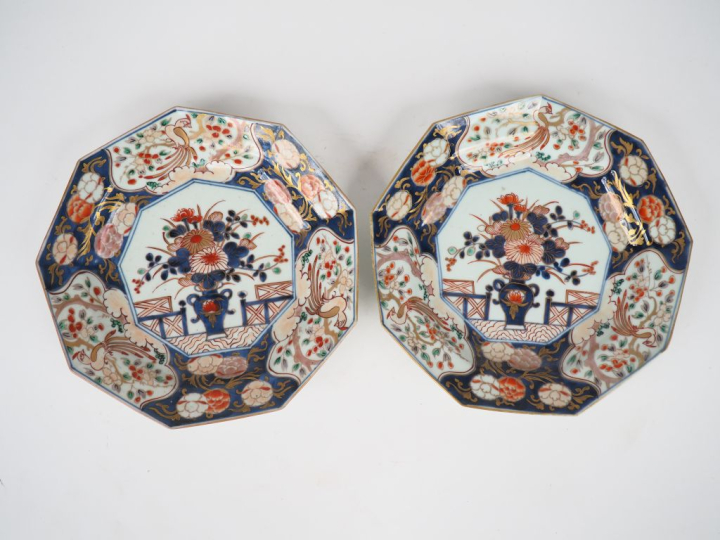 Japon XIXème. Paire de petits plats de forme octogonale en porcelaine 