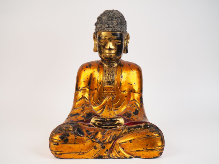 Indochine XIXème.  Statuette en bois anciennement laqué et doré figuan