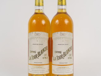 Vente aux enchères 2 BOUTEILLES CHÂTEAU LA TOUR BLANCHE 1er CC SAUTERNES - 1997