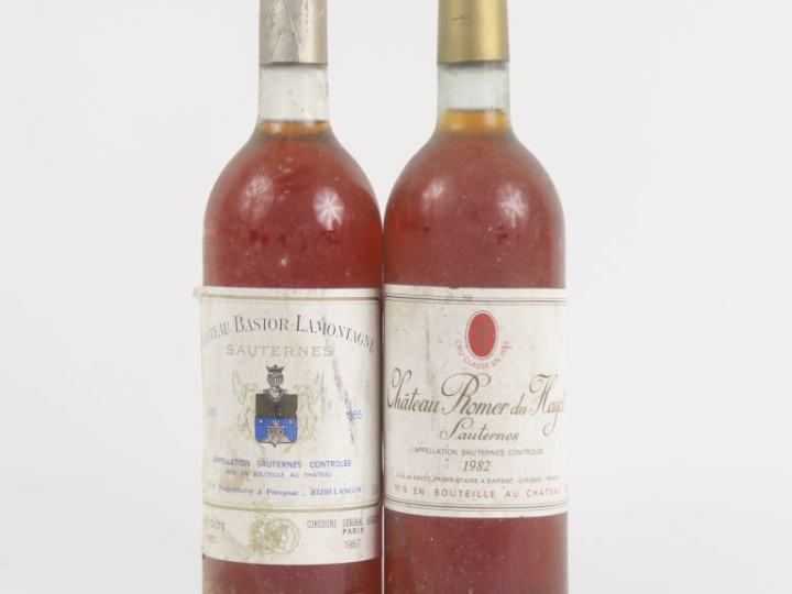 2 BOUTEILLES SAUTERNES : 1 CHÂTEAU BASTOR LAMONTAGNE 1985 CAPS AB - 1 