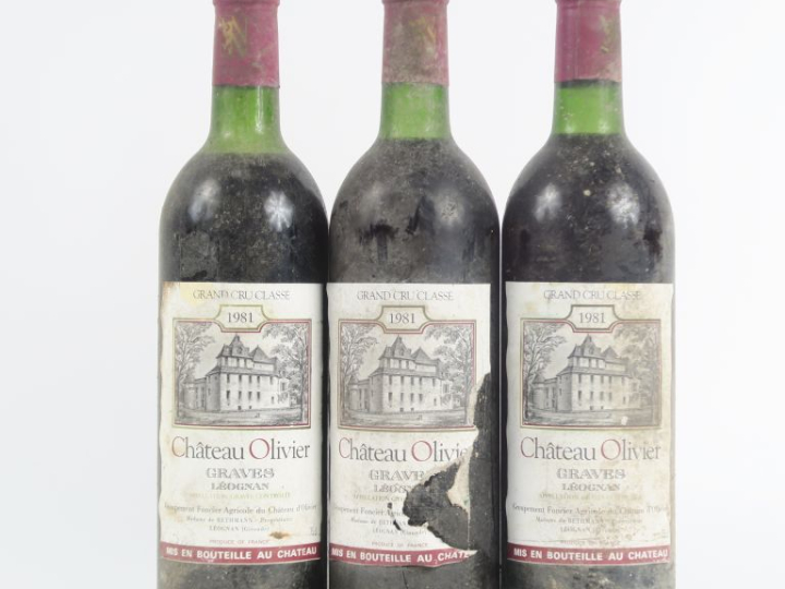 3 BOUTEILLES CHÂTEAU OLIVIER GCC GRAVES - 1981 - 2 BG/1 LB/1 EA
