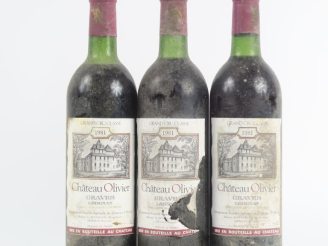 Vente aux enchères 3 BOUTEILLES CHÂTEAU OLIVIER GCC GRAVES - 1981 - 2 BG/1 LB/1 EA