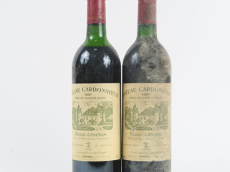 Vente aux enchères 2 BOUTEILLES CHÂTEAU CARBONNIEUX GCC GRAVES - 1987 - 1 BG/1 HEP/BS