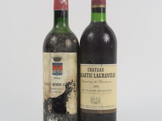 Vente aux enchères 2 BOUTEILLES : 1 CHÂTEAU MALARTIC LAGRAVIÈRE CC GRAVES 1973 BG - 1 CHÂ