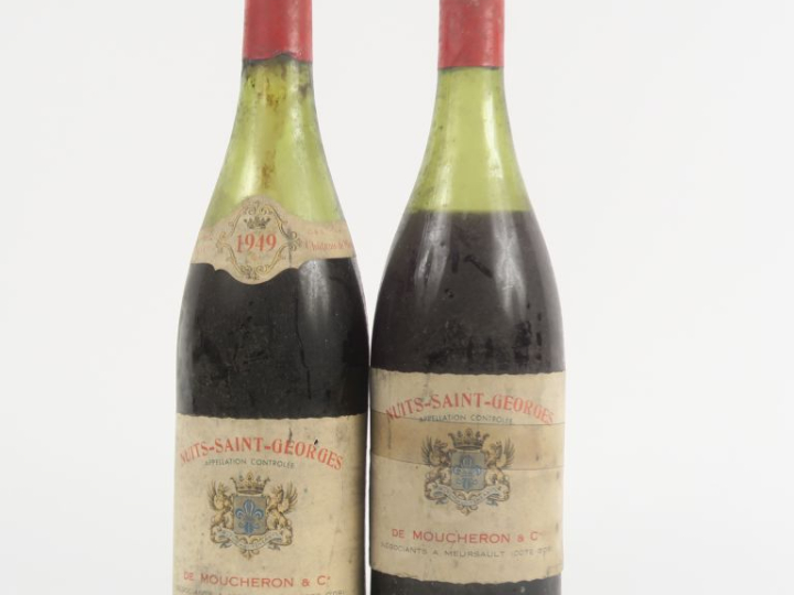 2 BOUTEILLES NUITS SAINT GEORGES DE MOUCHERON   CIE - 1949 - 1 à 6 CM/