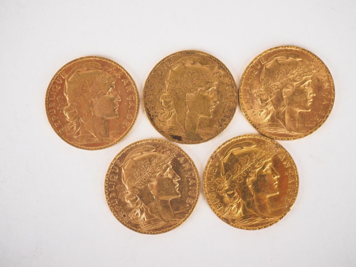 Cinq pièces de 20 Francs or, 1906 (x4) et 1907. FRAIS ACHETEURS 10% HT