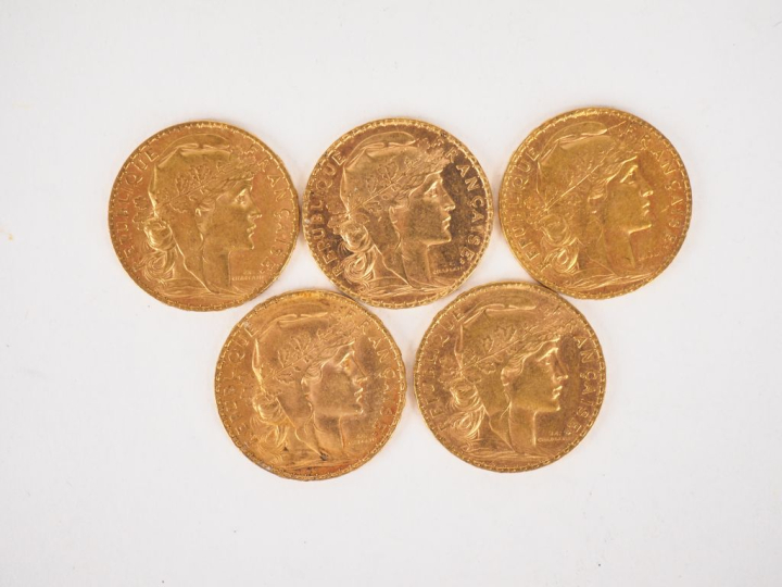 Cinq pièces de 20 Francs or, 1908 (x4) et 1909. FRAIS ACHETEURS 10% HT