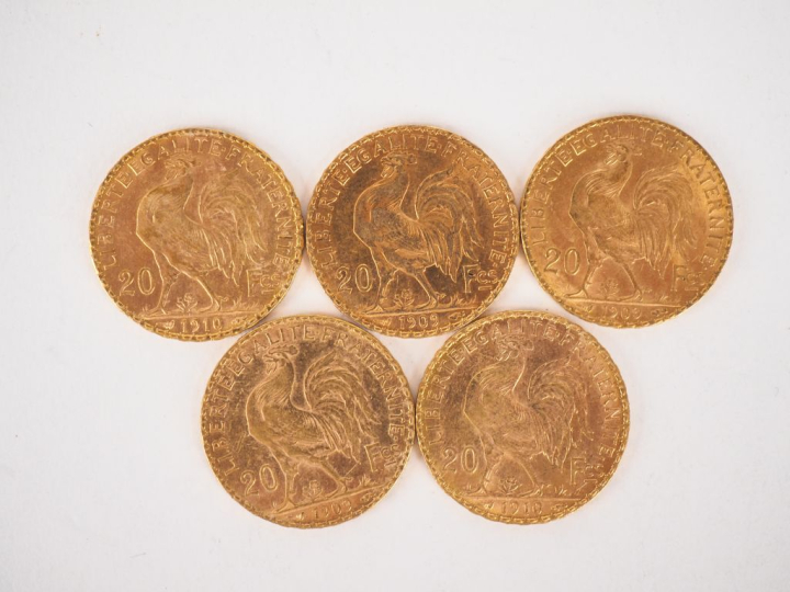 Cinq pièces de 20 Francs or, 1909 (x3) et 1910 (x2). FRAIS ACHETEURS 1