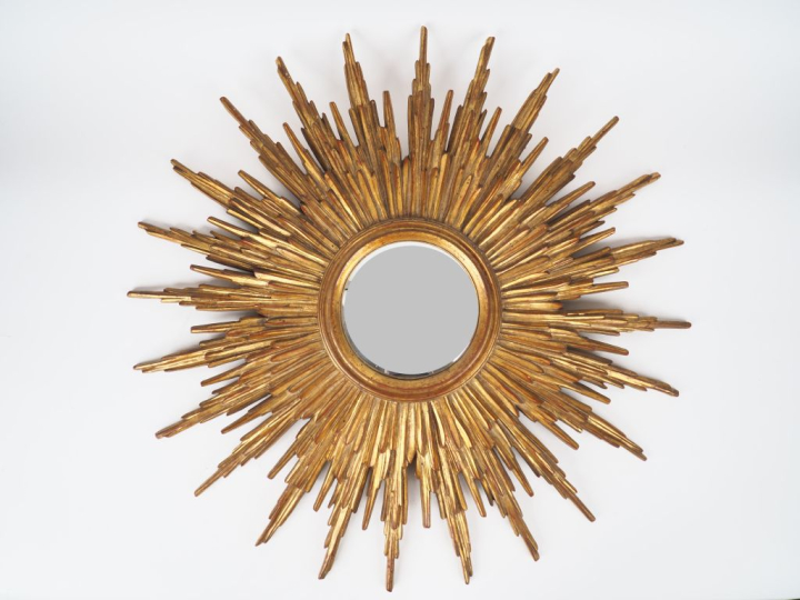 Miroir soleil en bois doré. Diam. 80 cm