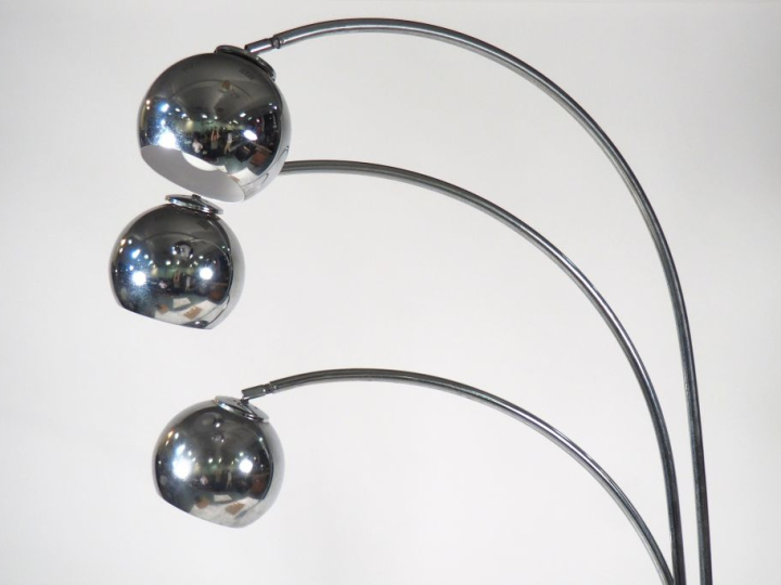 Lampadaire design à trois branches en métal chromé, base en marbre bla