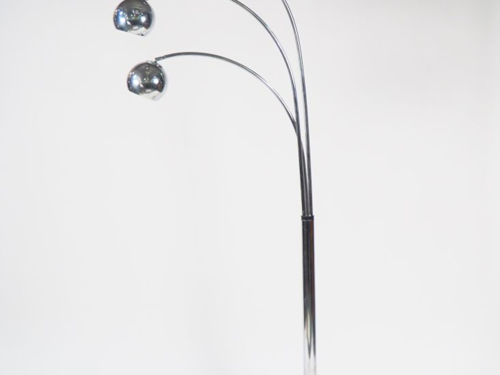 Lampadaire design à trois branches en métal chromé, base en marbre bla