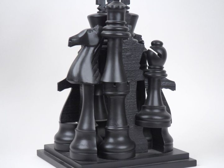 Fernandez ARMAN (1928-2005) "Gambit, 2003" Epreuve en résine.  Signée 