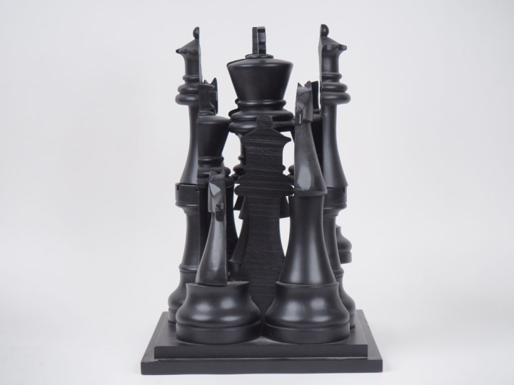 Fernandez ARMAN (1928-2005) "Gambit, 2003" Epreuve en résine.  Signée 