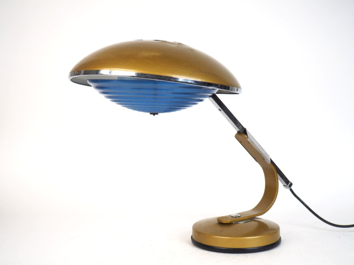 F. SOLERE. à Paris. Lampe de bureau en métal patiné et chromé.  Signée