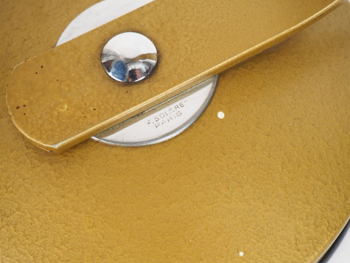 F. SOLERE. à Paris. Lampe de bureau en métal patiné et chromé.  Signée