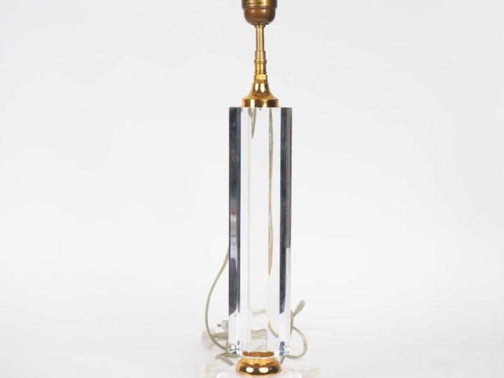 Lampe de salon en plexi glass et laiton, fût faceté.