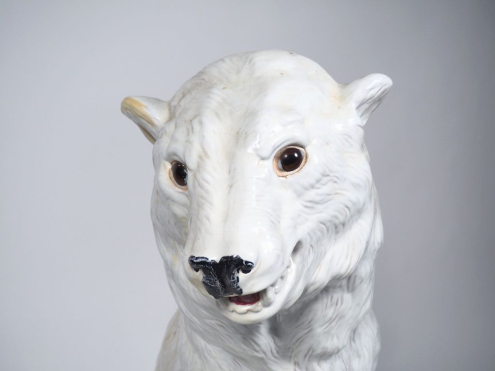 Spectaculaire sujet en porcelaine polychrome figurant ours blanc assis