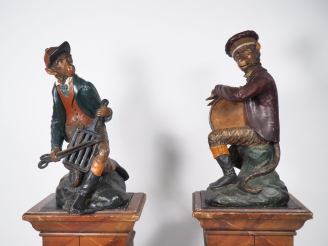 Vente aux enchères GISCARD. Paire de grandes sculptures en terre cuite polychrome figuran