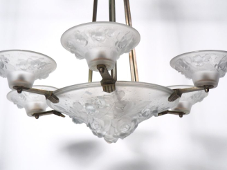 Vente aux enchères MULLER FRERES.  Lustre en verre moulé à décor de fleurs, éclairant à s