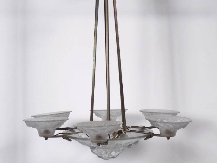 MULLER FRERES.  Lustre en verre moulé à décor de fleurs, éclairant à s