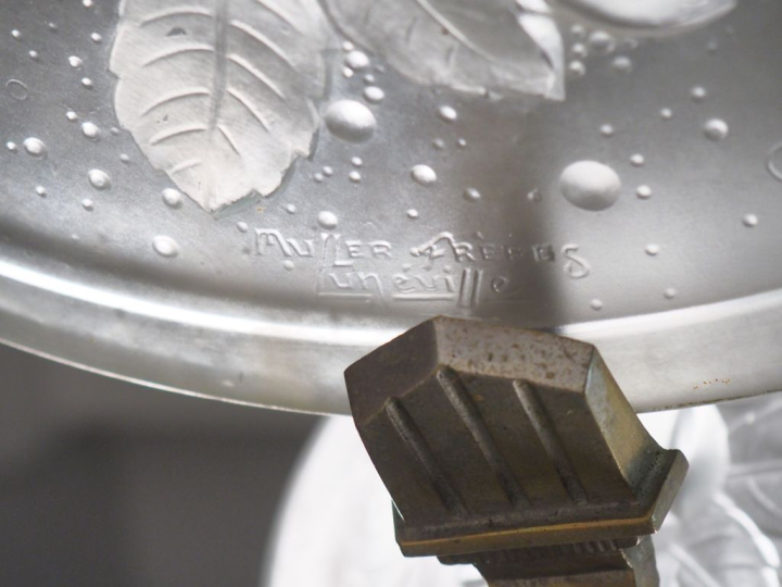 MULLER FRERES.  Lustre en verre moulé à décor de fleurs, éclairant à s