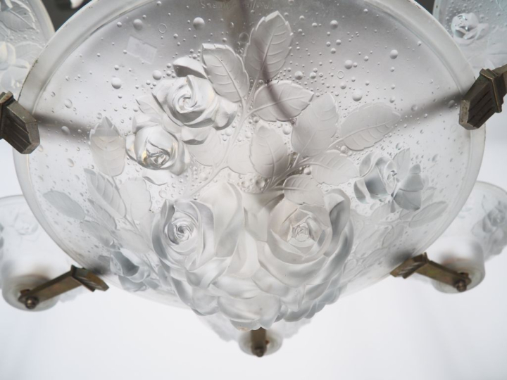 MULLER FRERES.  Lustre en verre moulé à décor de fleurs, éclairant à s