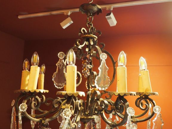 Grand lustre en fer forgé, doré, pampilles en cristal, à décor de pamp