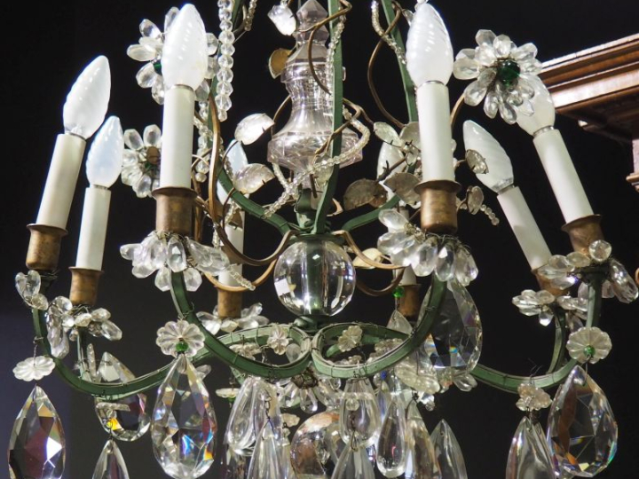BAGUES.  Lustre en fer forgé, tôle verre ou cristal, à décor de fleure