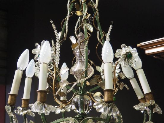 BAGUES.  Lustre en fer forgé, tôle verre ou cristal, à décor de fleure