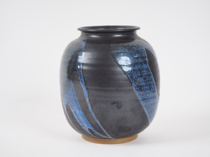 Vase ovoide en grès contemporain noir et bleu. Signé H. 20 cm