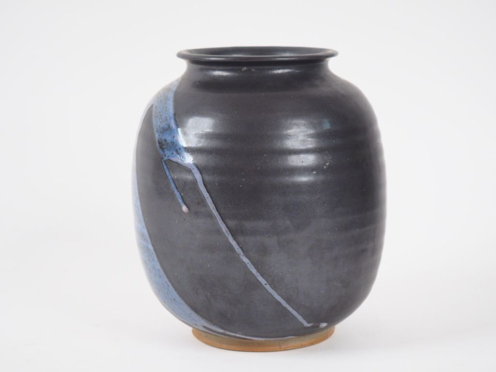 Vase ovoide en grès contemporain noir et bleu. Signé H. 20 cm