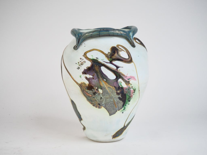 GUIOT. Vase ovoide en verre polychrome fond blanc. H. 21 cm