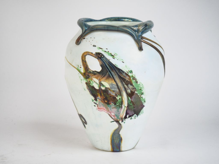 GUIOT. Vase ovoide en verre polychrome fond blanc. H. 21 cm