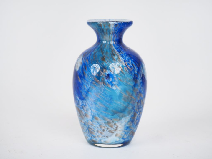 JM OPERTO.  Vase ovoide en verrre bleu nuancé et pailleté d'or. H. 11,