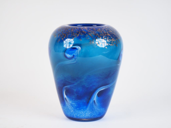 JM. OPERTO. Vase ovoide en verre bleu nuancé et pailleté d'or. Signé. 