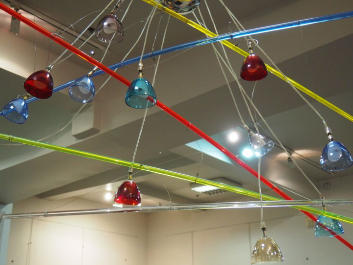 Peter SPAN.  Lustre mobile en verre polychrome.