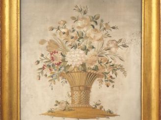 Vente aux enchères Soie brodée Louis XVI figurant un panier de fleurs dans son cadre en b