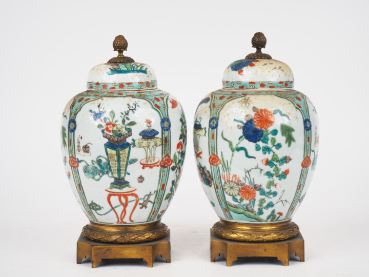 Paire de potiches couvertes en porcelaine de style Extrême-Orient, mon