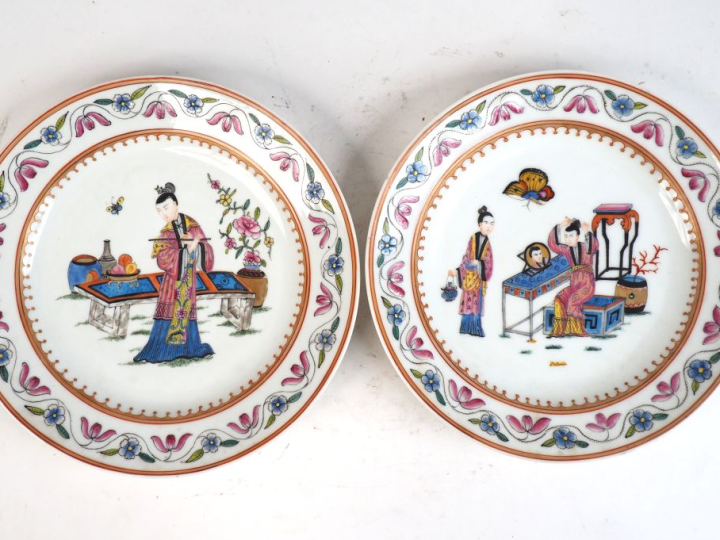 Paire d'assiettes XIXème en porcelaine de Bayeux, à décor dans le gout