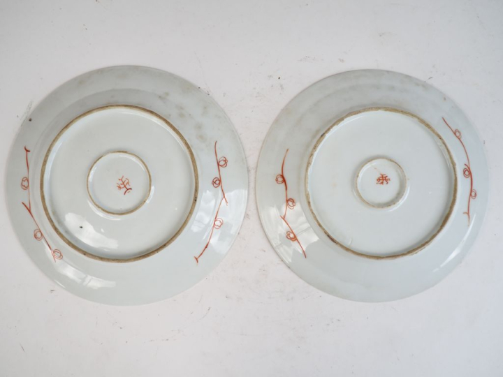 Paire d'assiettes XIXème en porcelaine de Bayeux, à décor dans le gout