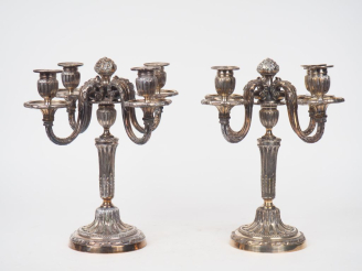 Vente aux enchères Paire de candélabres de style Louis XVI en bronze argenté, éclairant à