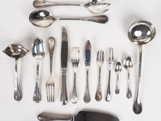 Vente aux enchères CHRISTOFLE. Ménagère en métal argenté, modèle nœud de rubans comprenan