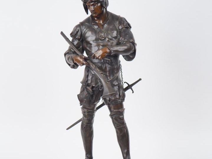 PICAULT.  "le hallebardier" Sculpture en bronze à patine brune. Signée
