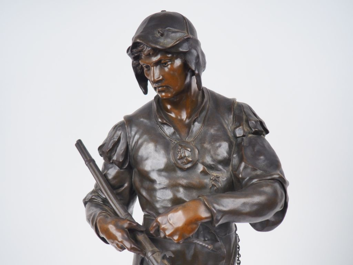 PICAULT.  "le hallebardier" Sculpture en bronze à patine brune. Signée